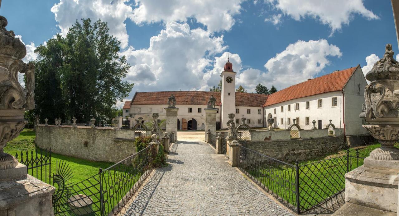 Hotel Annahof Domasov Екстер'єр фото